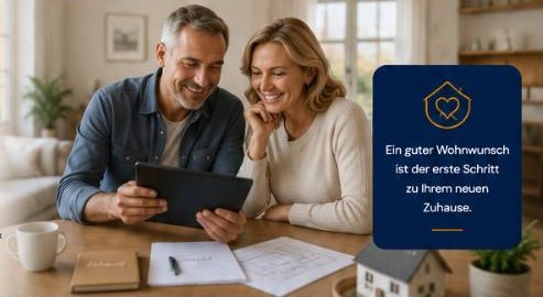 Seniorenpaar betrachtet gemeinsam Wohninformationen auf einem Tablet.